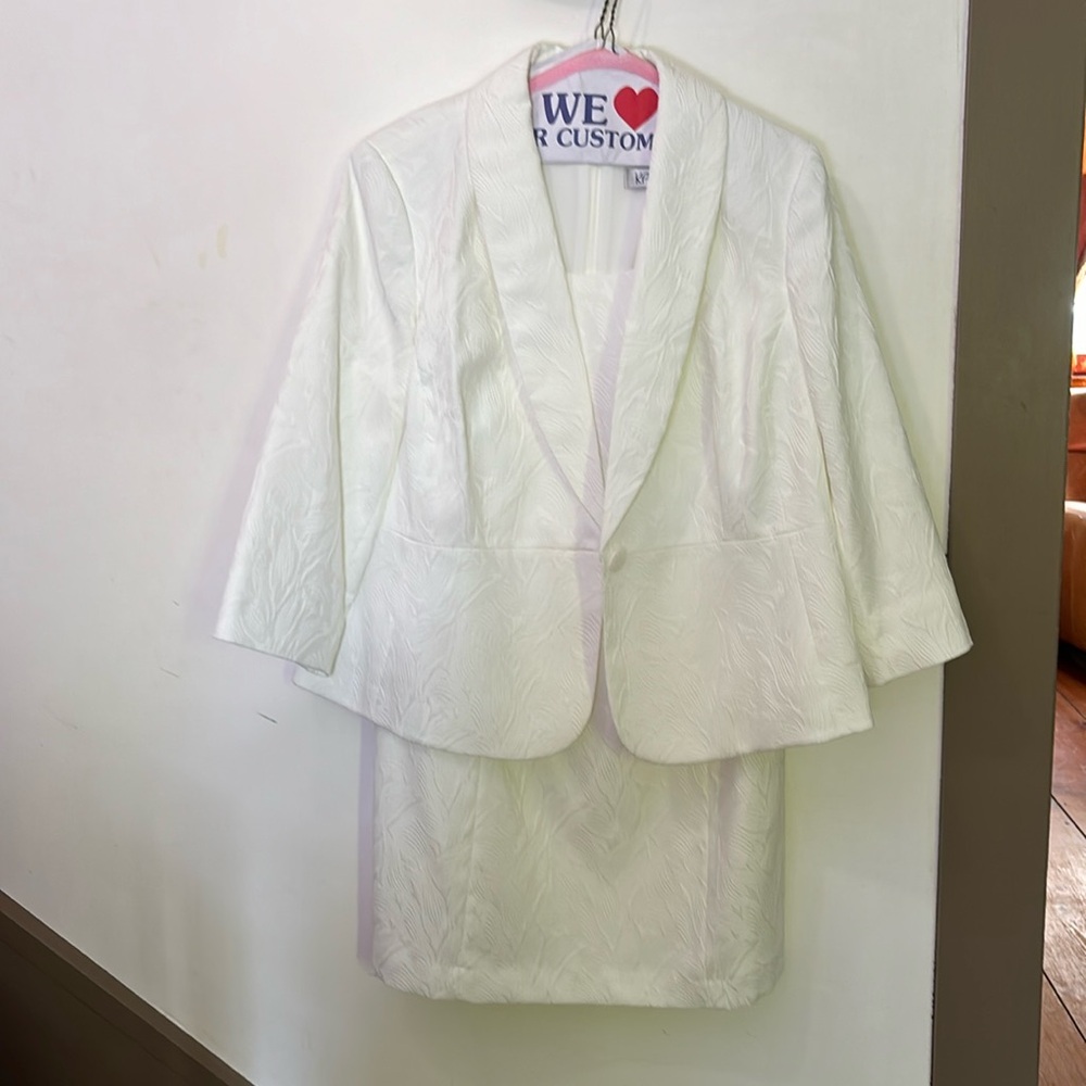Kasper dress 18W Petite and suit coat 20W. 3/4 sleeve. White. Like new.